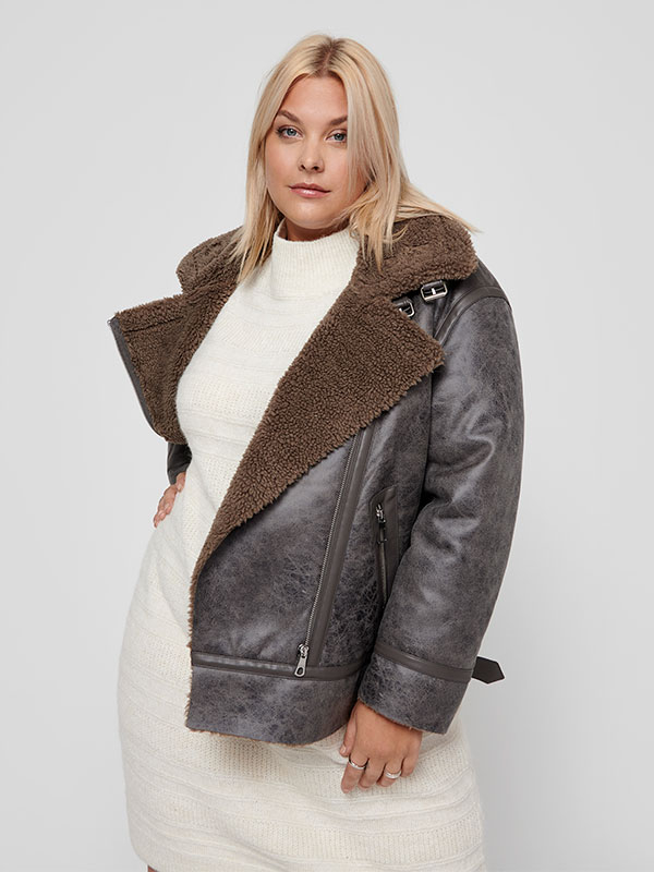 CARBETTY - Plus Size Jakke fra Only Carmakoma