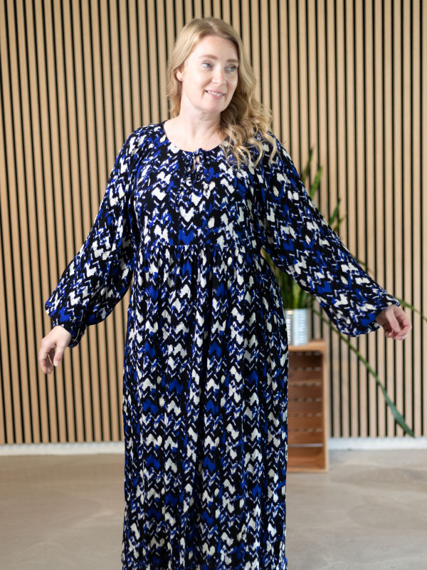 CARYAYA - Plus Size Kjole fra Only Carmakoma