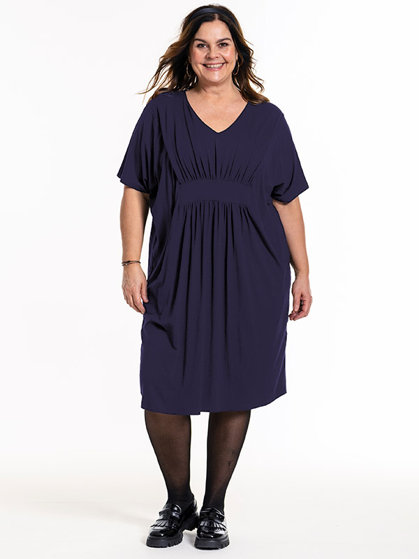 BELINA - Plus Size Kjole fra Gozzip