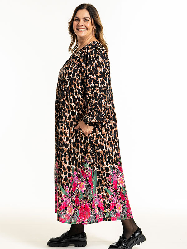 BETINE - Plus Size Kjole fra Gozzip